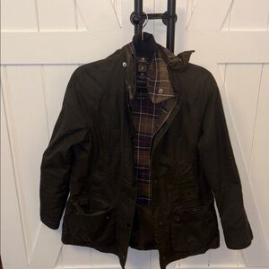 Barbour Beadnell barn jacket. Olive color, Tartan Lining and detachable hood.